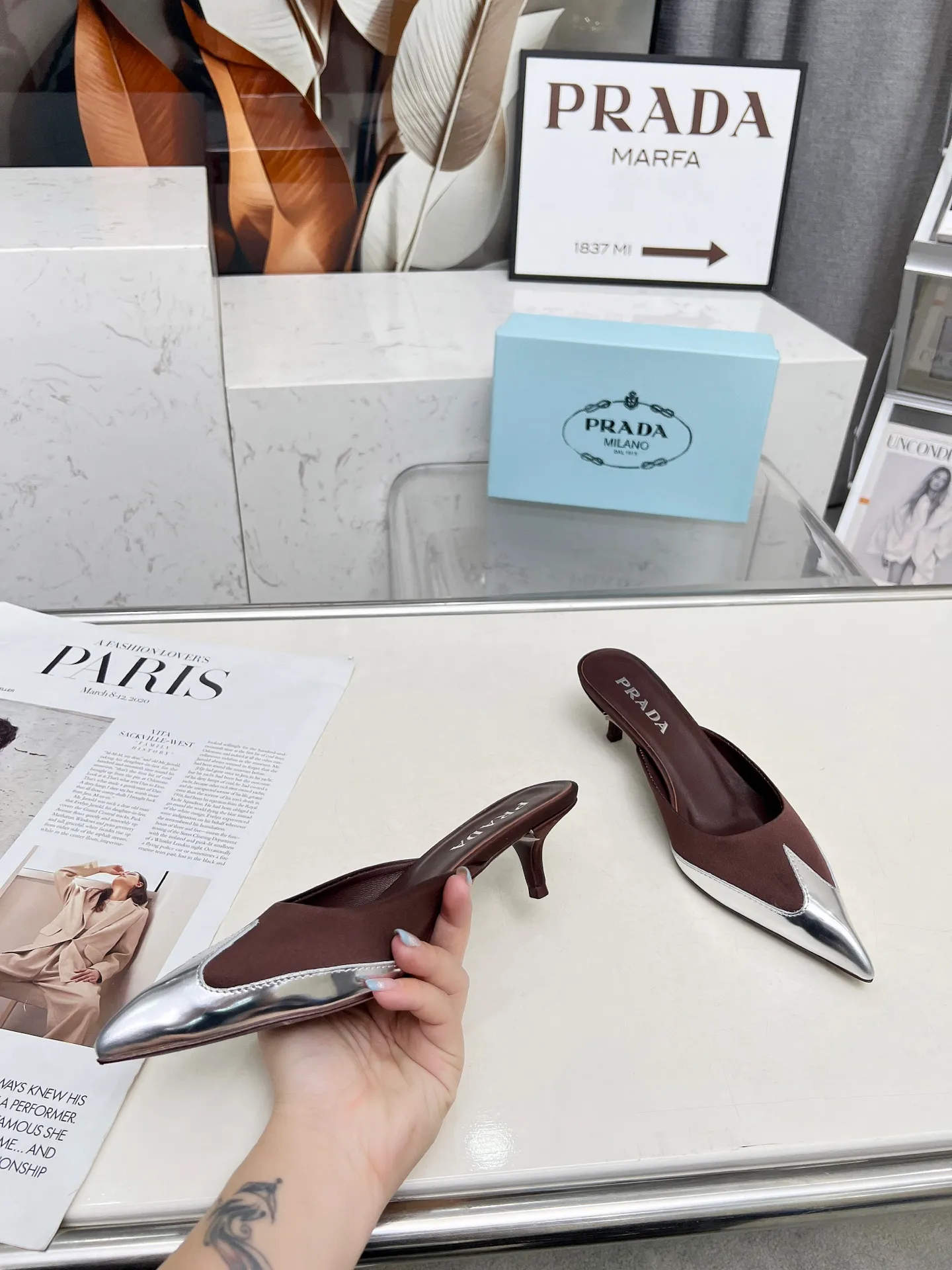 👟👟Ex-factory price 520👟👟 🏧2025 T show Mule shoes, silk pointed toe series🏧 (highest version with top packaging) PRADA 2025𝐬𝐬Prada new product, (top version) is coming! prada25 "T-stage show style" mainly promotes hot-selling styles, made of silk material and TPU Muller series spring and summer single shoes and sandals series. Made of high-quality silk satin and Tpu mirror material, a full range of simple light plate logo hot stamping. ——————————————————❣️ 2025SS PRADA spring and summer simple style, it looks so good. Various Internet celebrities have planted popular styles, awakening the imagination of skirt trains, corsets and bra curves, streamlined to the extreme ~ super popular series of hot products, with iconic logos on the heels or on the feet, as well as prismatic pointed toes, and angular lines are clearly defined.  Prada spring2025’s latest presentation is also wonderful with different styles! This season's Prada styles are simpler in design than before. They don't deliberately pursue a trendy or sporty feeling. They are all natural. The colors are also made of bright spring and summer eye-catching colored silks with pointed toes. They are so simple and beautiful. 😋The original shoes are developed and purchased from Italian counters, and are reproduced 1:1 according to the original taste. The newly opened low heel of 4cm has the same concave and convex height as the original version, creating a variety of sandals and slippers: low heel, pointed toe and half drag. 💛❤️ 💛❤️ ⚛Baotou low heel 4cm. ⚛Sale size: 35-41 (customized at 42.43) ⚛Top silk satin fabric + sheepskin lining + Italian triple-A cowhide bottom. 💙"Multiple colors, all official colors can be produced".